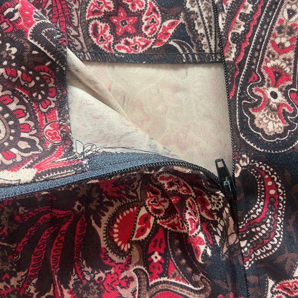 64. Covington Paisley Print Skirt - Red and Black Sz 14P - Picture 8 of 8